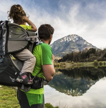 Comment bien installer un enfant dans un porte bébé quand on randonne ?