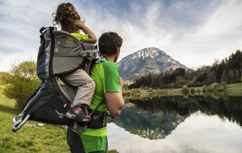 Comment bien installer un enfant dans un porte bébé quand on randonne ?