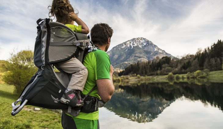 Comment bien installer un enfant dans un porte bébé quand on randonne ?