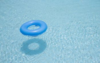 Comment choisir une bouée de piscine adaptée aux besoins de mes enfants ?