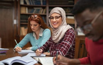 À quel moment démarrer son apprentissage de l’arabe ?